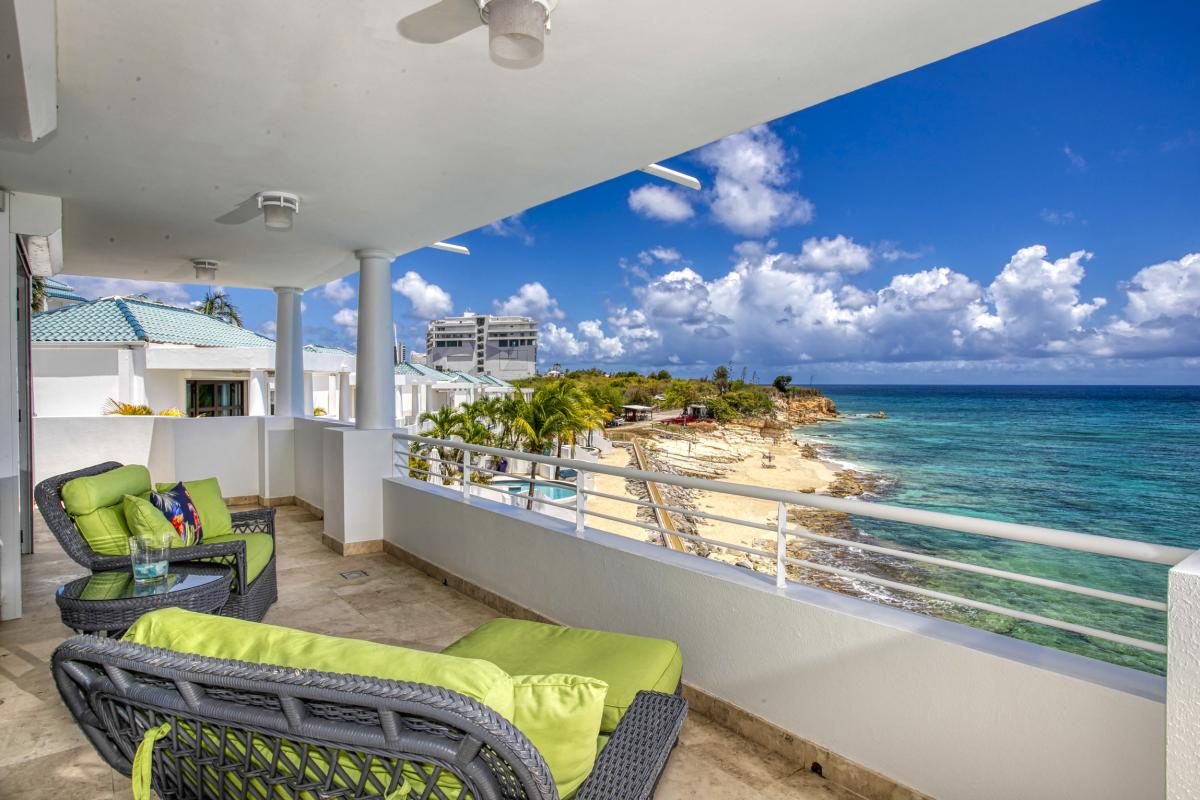 35_EtoiledeMer-Bedroom2Balcony_ villa 4 chambres piscine vue mer Cupecoy Saint Martin